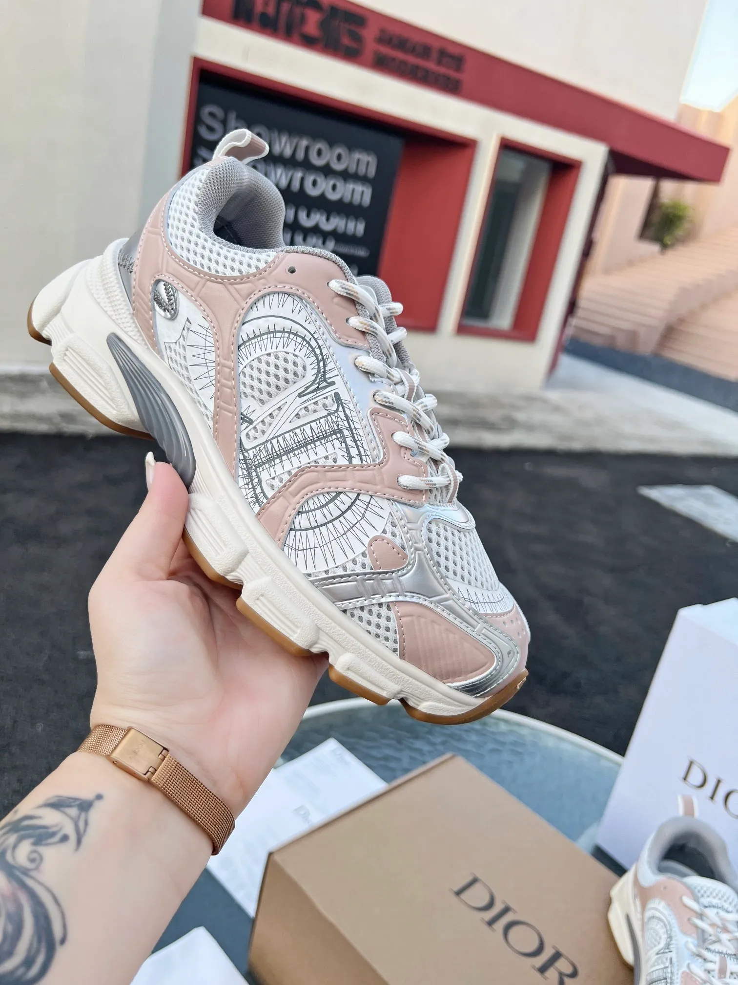 👟👟Ex-factory price 600👟👟 High version couple model🍸 Dior Dior | 2024 ˢˢDilraba, many stars have the same style. L’s 2024 spring and summer new products. The latest popular Chrono series, thick-soled mesh color-blocking running shoes, dad shoes, casual sports shoes series〰 Original purchase, development and production👍🏻This Dior Chrono sneaker is made of white and black mesh fabric with leather effect panels. The CD logo on both sides, the star patch on the tongue and the Dior logo on the heel, many details highlight the style. The two-tone laces, lightweight sole and star embellishment allow for a casual look all year round, complementing a variety of casual or elegant pieces. ♺Upper: Original imported first-layer cowhide + mesh ♺Inner lining: Original customized breathable lining ♺Outsole: Original molded EVA super light and super soft outsole ♺Heel height: 4.5cm ♺Size: Female 35-41 Male 39-45 (Female 40.41 Male 45 customized)